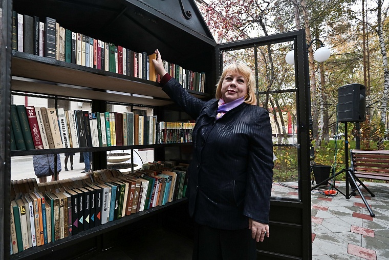 Изюминкой нового сквера Романтиков стал шкаф книгообменник