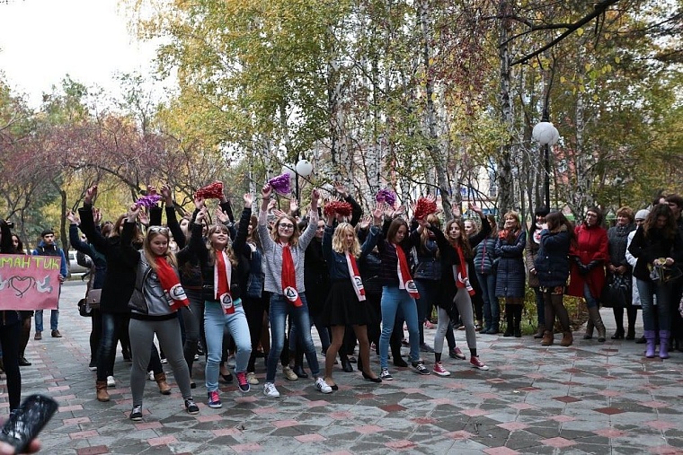 Изюминкой нового сквера Романтиков стал шкаф книгообменник