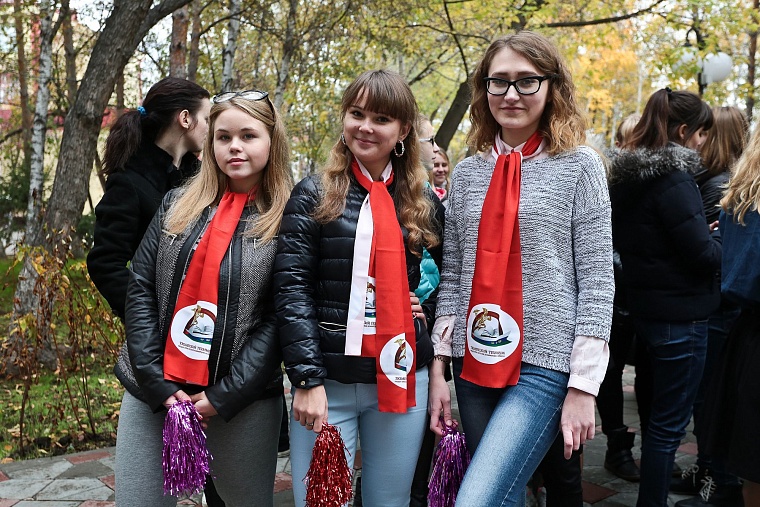 Изюминкой нового сквера Романтиков стал шкаф книгообменник