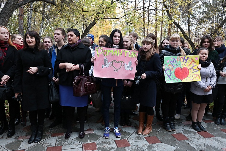 Изюминкой нового сквера Романтиков стал шкаф книгообменник