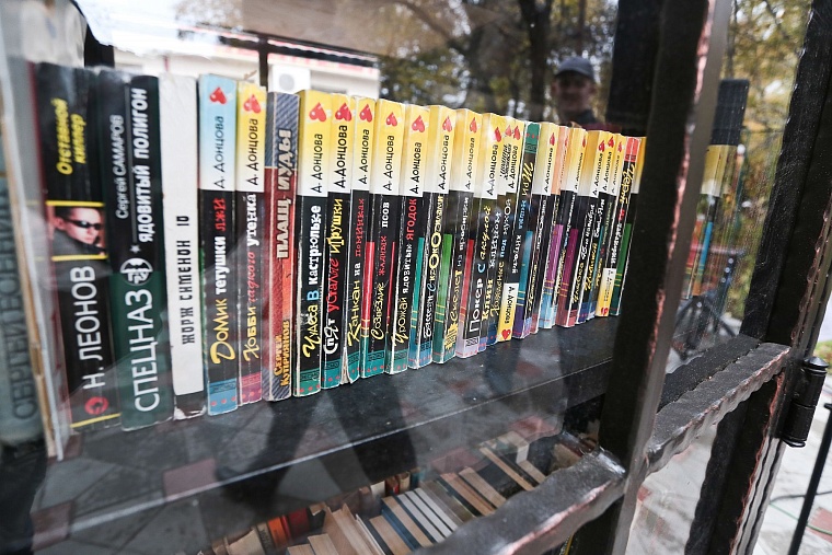 Изюминкой нового сквера Романтиков стал шкаф книгообменник
