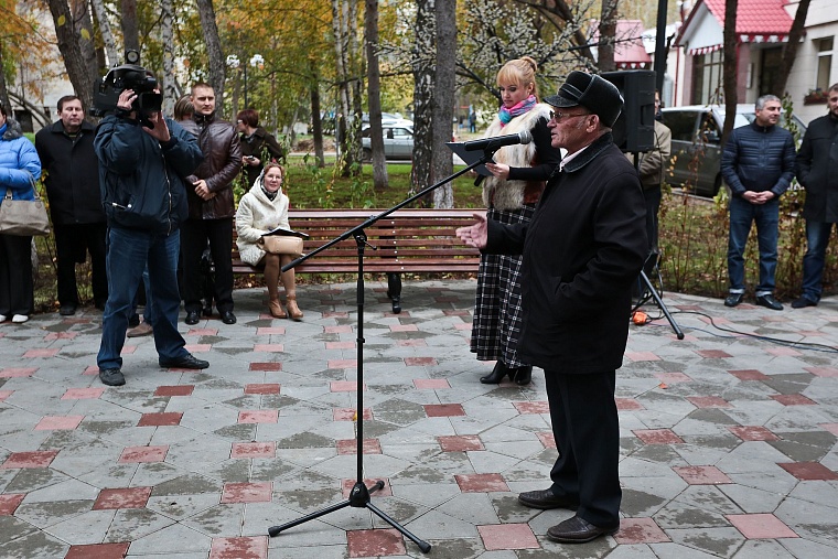 Изюминкой нового сквера Романтиков стал шкаф книгообменник