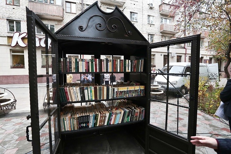 Изюминкой нового сквера Романтиков стал шкаф книгообменник