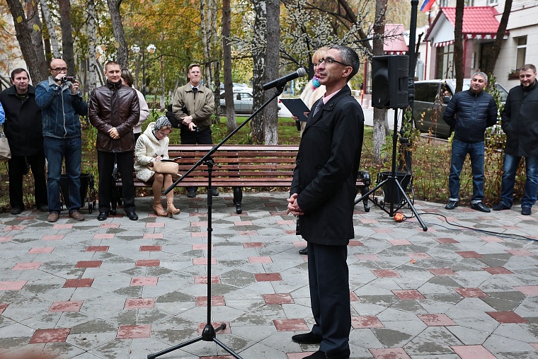 Изюминкой нового сквера Романтиков стал шкаф книгообменник