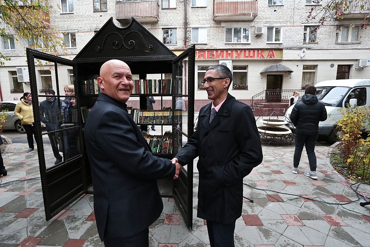 Изюминкой нового сквера Романтиков стал шкаф книгообменник