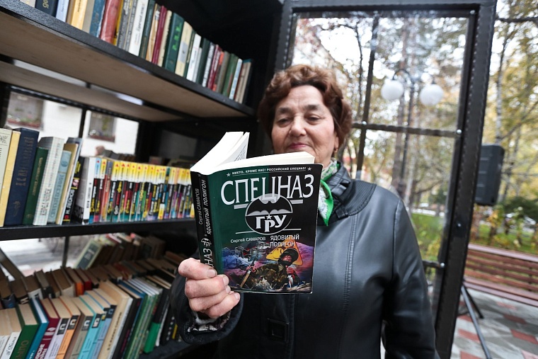Изюминкой нового сквера Романтиков стал шкаф книгообменник