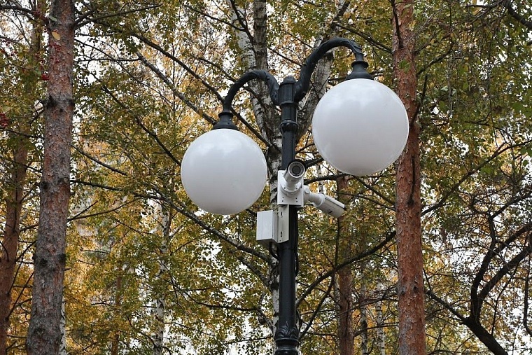 Изюминкой нового сквера Романтиков стал шкаф книгообменник