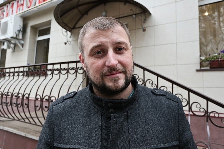 Изюминкой нового сквера Романтиков стал шкаф книгообменник