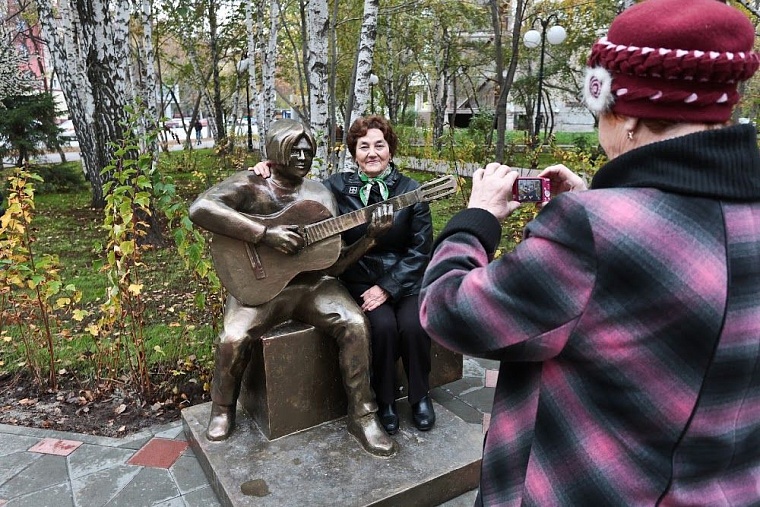 Изюминкой нового сквера Романтиков стал шкаф книгообменник