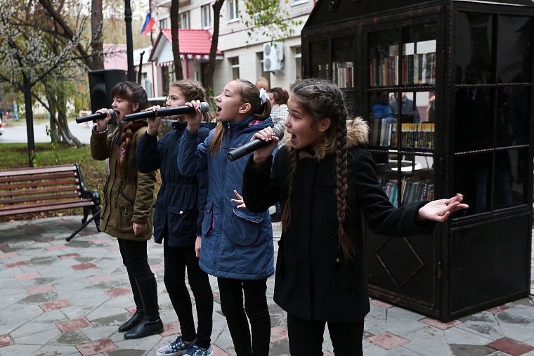 Изюминкой нового сквера Романтиков стал шкаф книгообменник