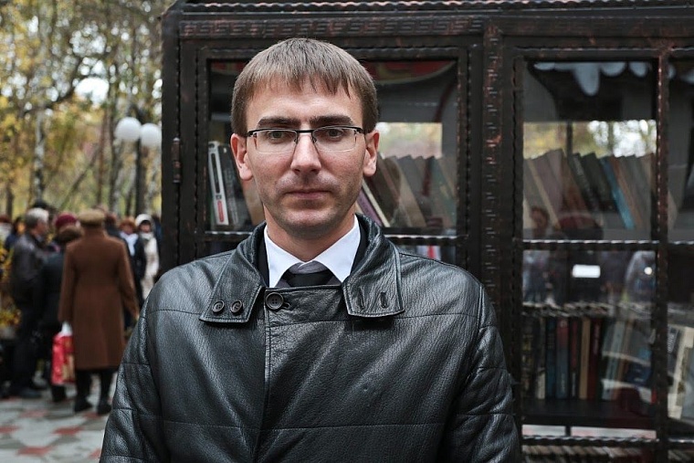 Изюминкой нового сквера Романтиков стал шкаф книгообменник