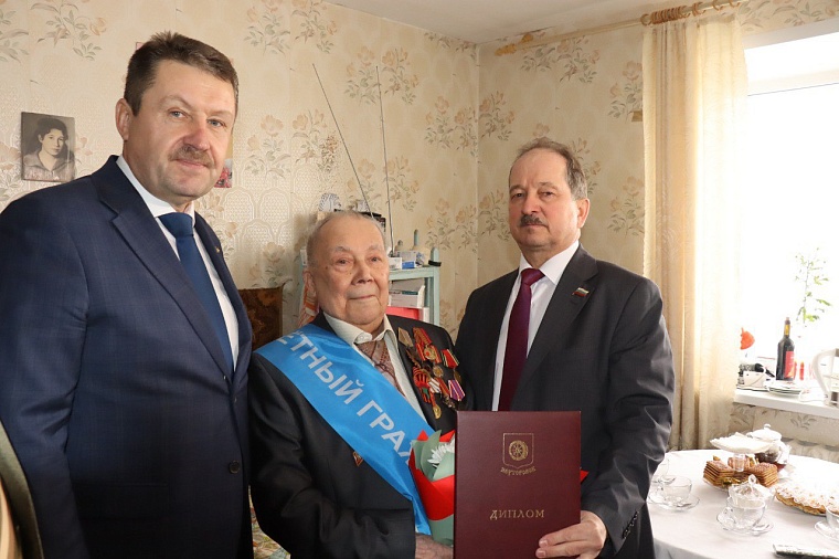 Звание "Почетный гражданин" присвоили двум ялуторовским фронтовикам