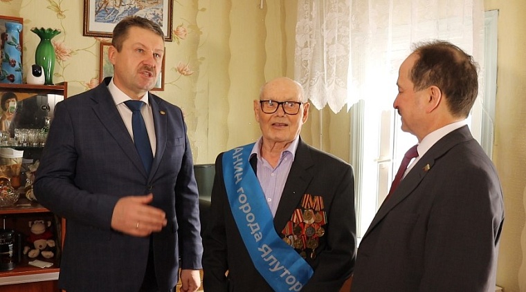 Звание "Почетный гражданин" присвоили двум ялуторовским фронтовикам