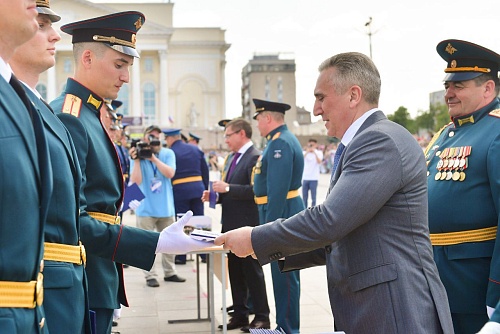 Выпускники ТВВИКУ получили дипломы и нагрудные знаки