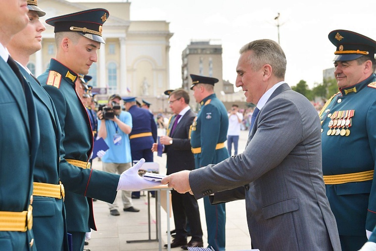 Выпускники ТВВИКУ получили дипломы и нагрудные знаки