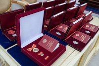 Александр Моор вручил тюменцам награды "За наставничество"