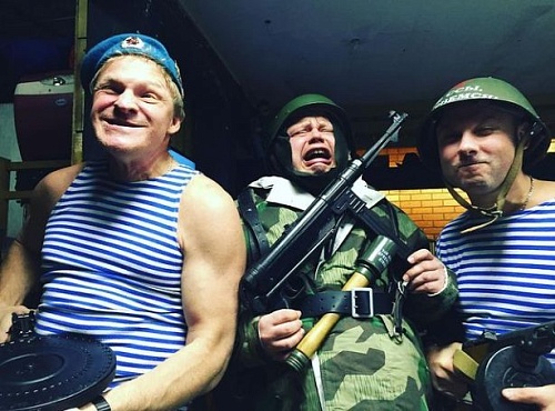 23 февраля звезды делятся своими фото в форме