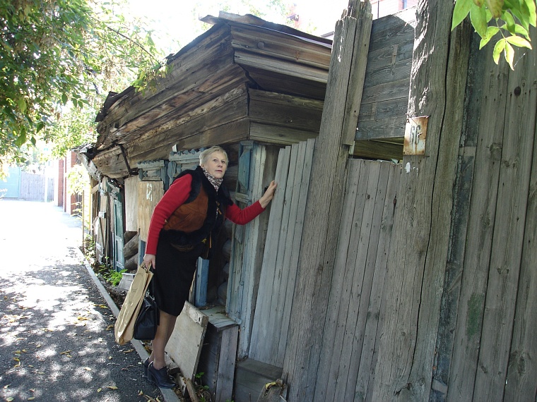 Л. В. Кочнева возле дома прадеда на ул. Коммуны, 66