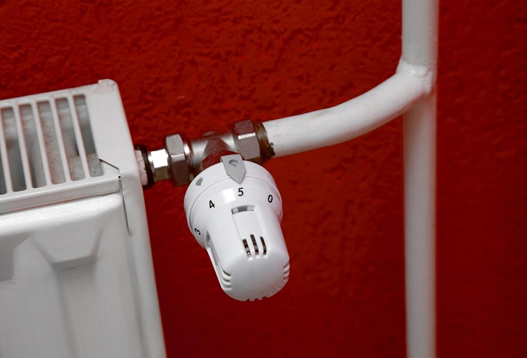 Когда отключат отопление: батареи в домах тюменцев стали прохладнее