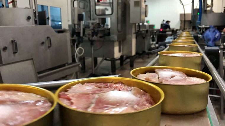 Нефтяник из Ямала делает тушенку для бойцов