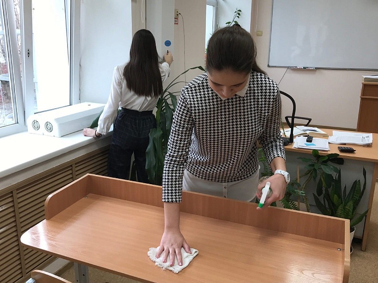 «Физра в кабинете? Ну не знаю...». Тюменская школьница сравнила учебу до и во время пандемии