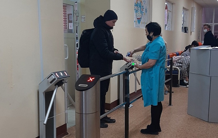 Без обязательного измерения температуры не пропустят