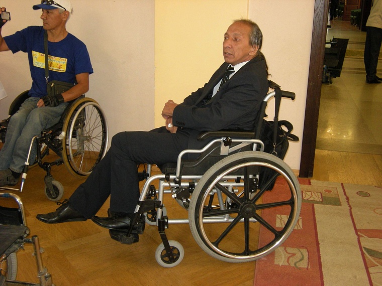 Казахстанские инвалиды решились на подвиг и ударили автопробегом по барьерам