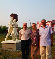 В Заводоуковске установили скульптурную композицию «Вальс уносит от войны куда-то…»
