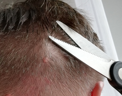 Тюменский бербер-стилист рассказал о популярных мужских стражках летом 2024 года