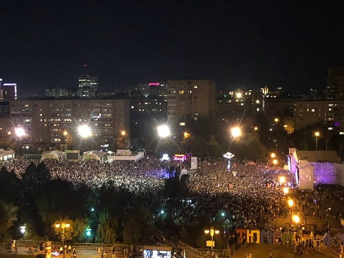 "Иванушки" собрали на площади 400-летия Тюмени тысячи горожан