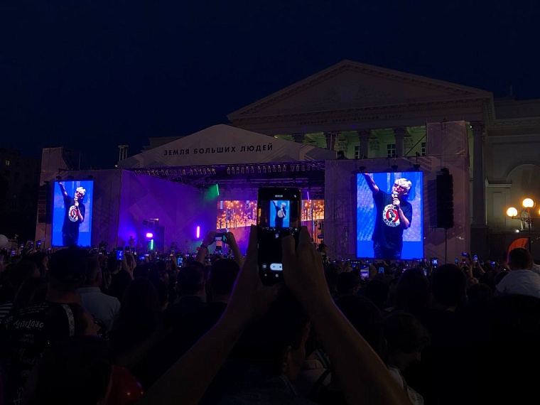 "Иванушки" собрали на площади 400-летия Тюмени тысячи горожан