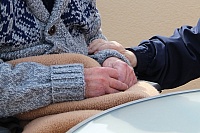 При выборе дома престарелых нужно проверить его лицензию и вежливость персонала