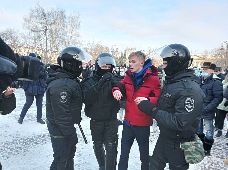 На незаконном митинге в Тюмени задержали несколько человек