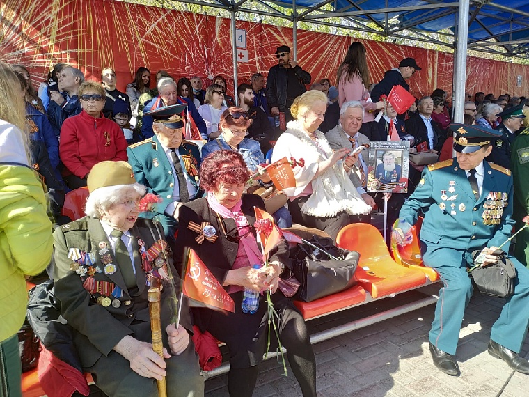 В Тюмени прошел Парад Победы и шествие "Бессмертного полка"