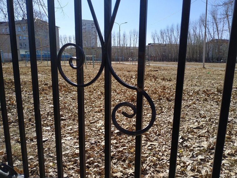 Через этот забор удобно перелазить по этим 