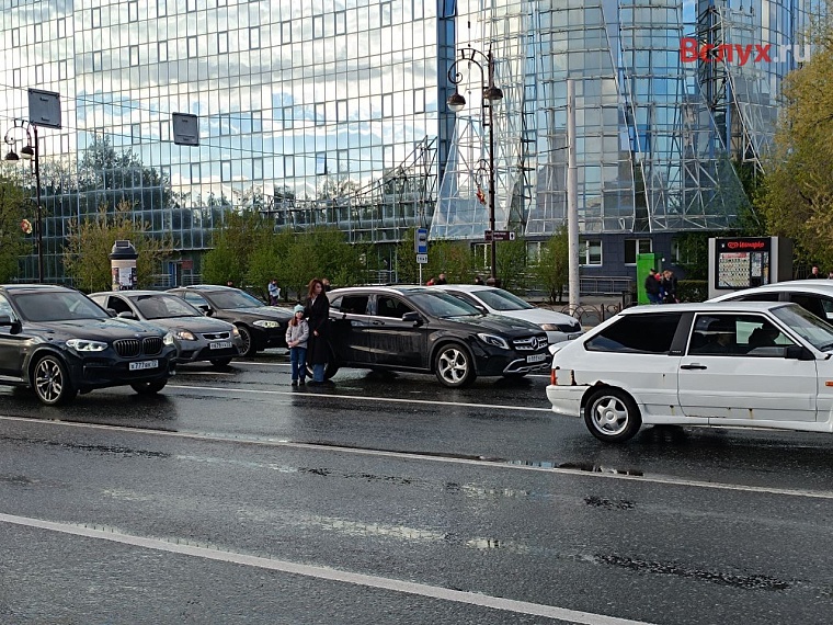 В центре города тюменцы почтили память участников войны минутой молчания
