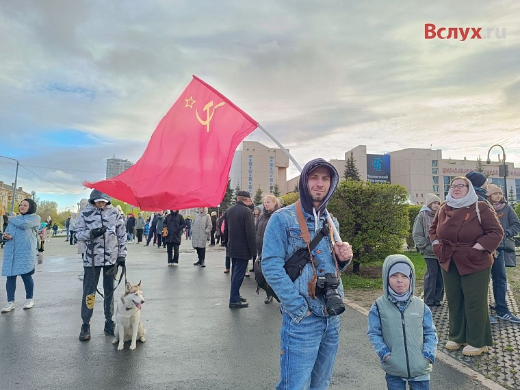 В центре города тюменцы почтили память участников войны минутой молчания