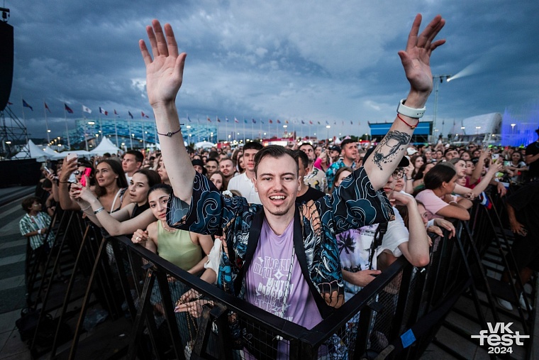 ЗВЕРИ, популярные актеры и олимпийские чемпионы: как прошел VK Fest 2024 в Сириусе
