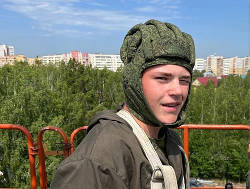 Парашютисты с оружием: юные тюменцы прыгнули с 25-метровой вышки