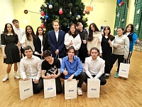 Участники программы «Будущее вместе - Самбург» со специальными подарками от ООО «Газпром добыча Уренгой».