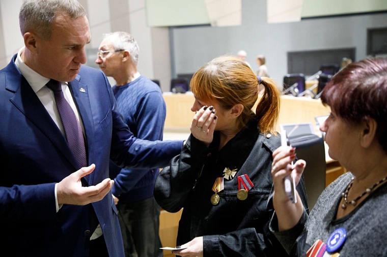 В Тюмени семьям погибших в зоне СВО передали Ордена Мужества героев