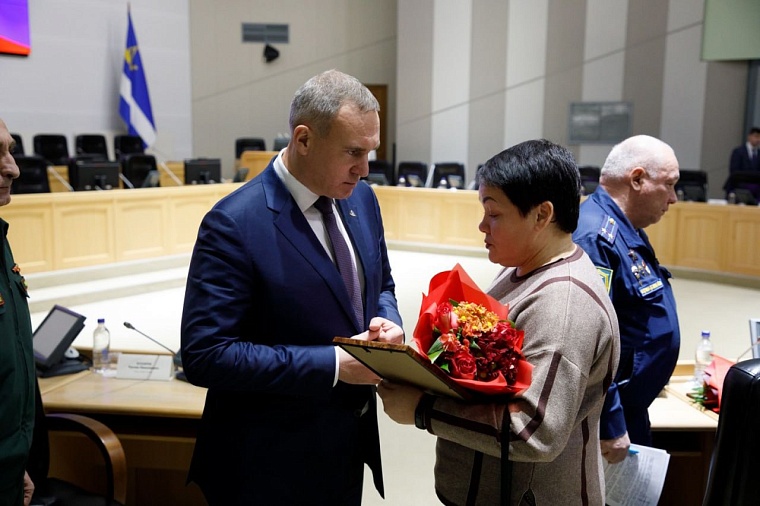 В Тюмени семьям погибших в зоне СВО передали Ордена Мужества героев