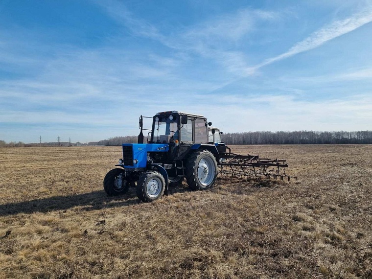 Тюменские аграрии вышли на поля раньше обычного