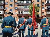 Парад у дома: фронтовую медсестру поздравили с Днём Победы на улице Геологоразведчиков