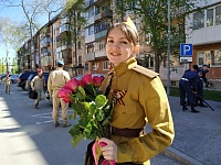 Парад у дома: фронтовую медсестру поздравили с Днём Победы на улице Геологоразведчиков