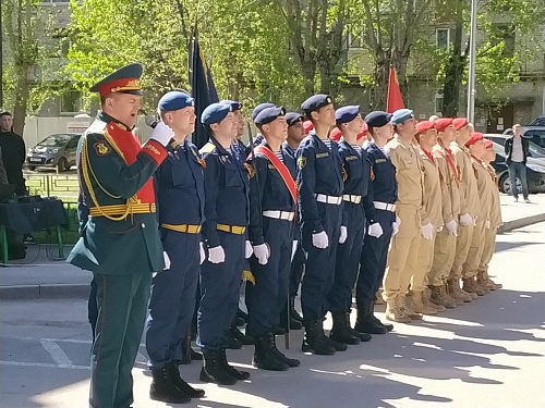 Парад у дома: фронтовую медсестру поздравили с Днём Победы на улице Геологоразведчиков