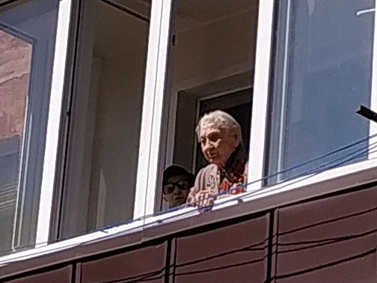 Парад у дома: фронтовую медсестру поздравили с Днём Победы на улице Геологоразведчиков