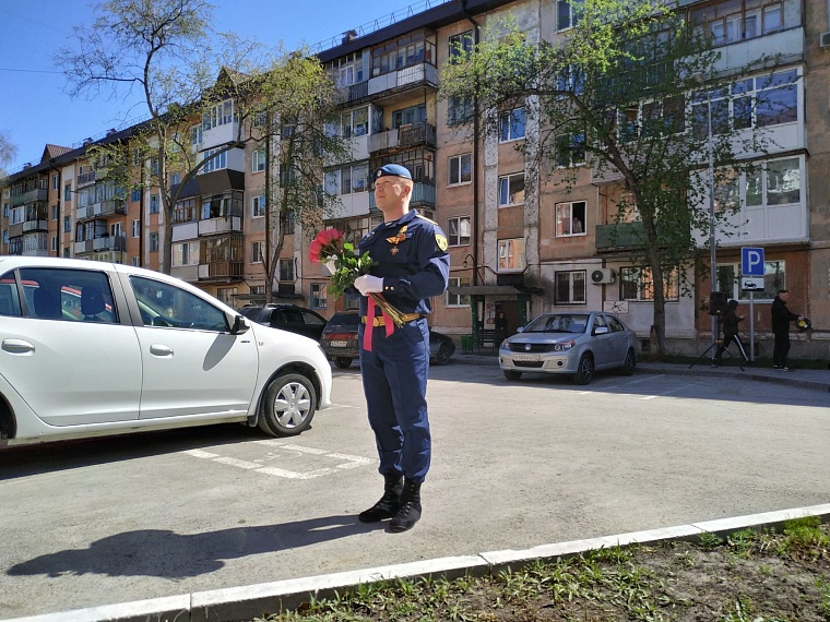 Парад у дома: фронтовую медсестру поздравили с Днём Победы на улице Геологоразведчиков