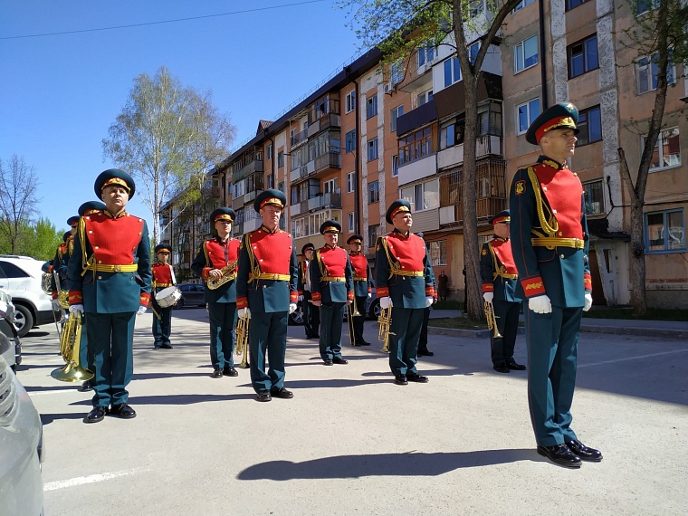 Парад у дома: фронтовую медсестру поздравили с Днём Победы на улице Геологоразведчиков
