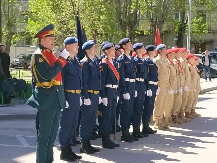 Парад у дома: фронтовую медсестру поздравили с Днём Победы на улице Геологоразведчиков